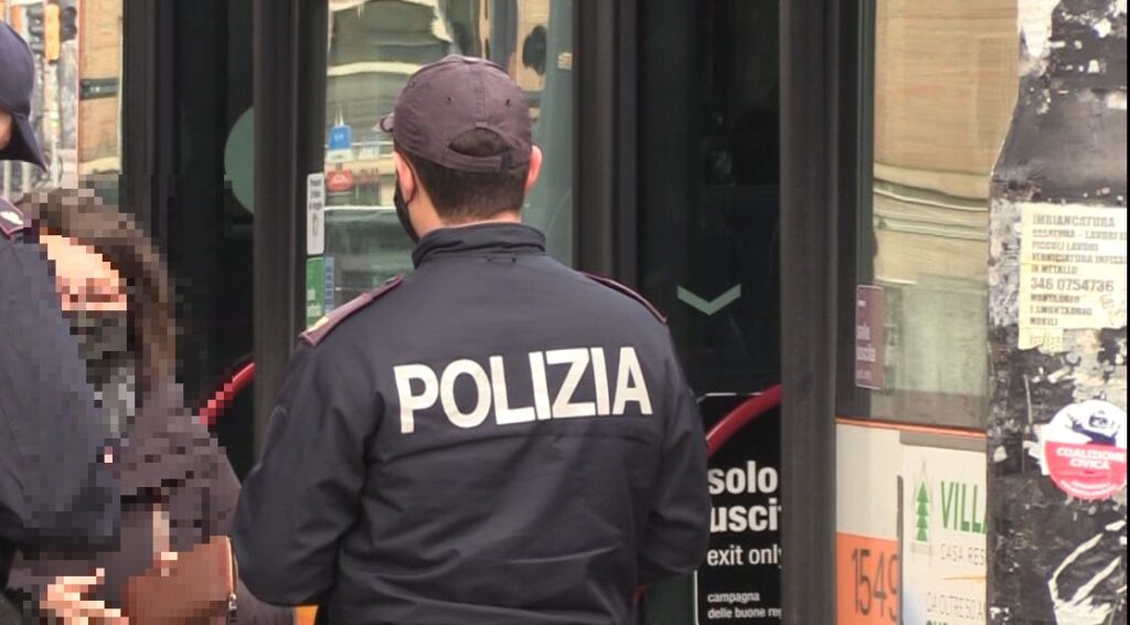 Senza biglietto, prende a testate verificatore Tper