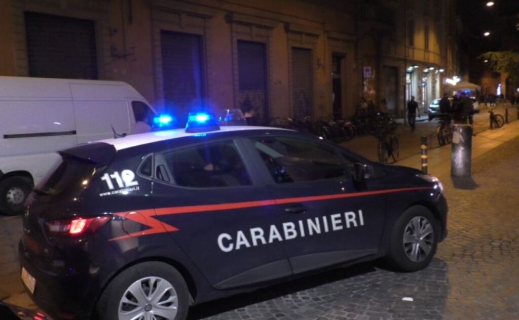 Lite in zona universitaria: passante ferito con un colpo di mannaia