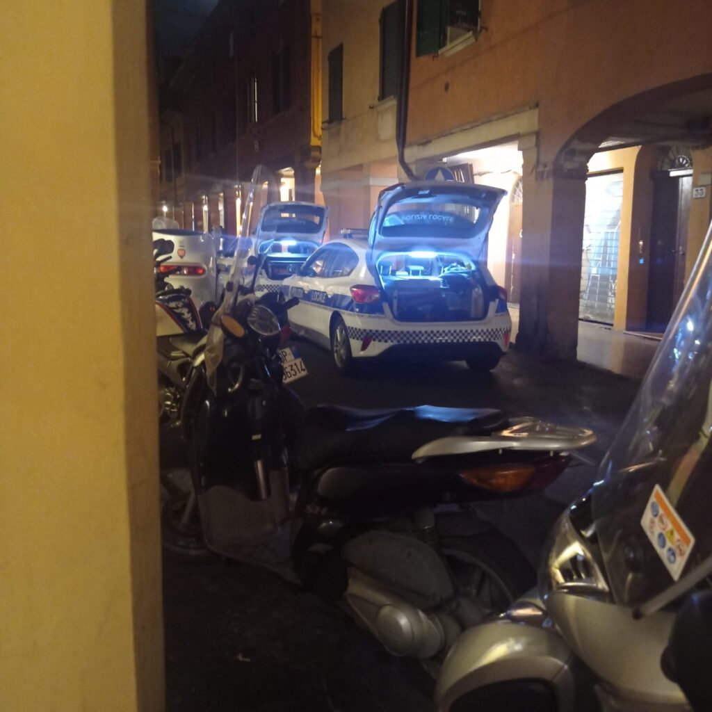 Moto investe ciclista in via Nosadella