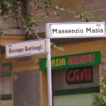 Anziano picchiato da due ladri in via Bentivogli