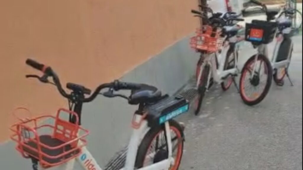 Parcheggio selvaggio di MoBike elettriche – la segnalazione dei telespettatori