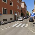 Bimbo di 4 anni sfugge alla mamma e viene investito