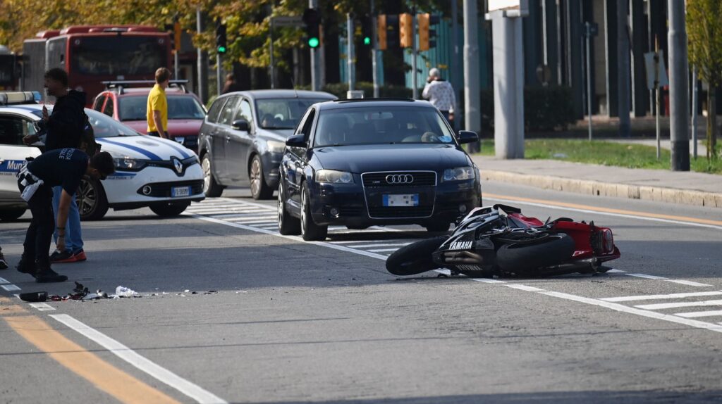Incidente in via Mattei, grave un motociclista