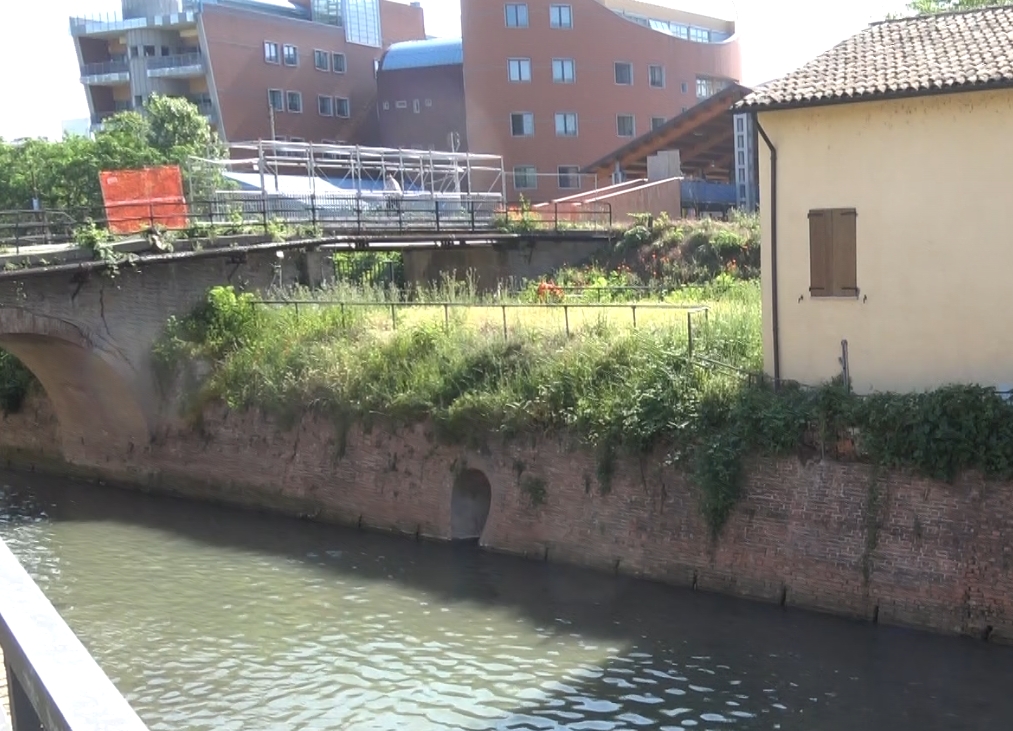 ‘Criticità strutturali’: chiuso il ponte ciclo-pedonale di via Bignardi