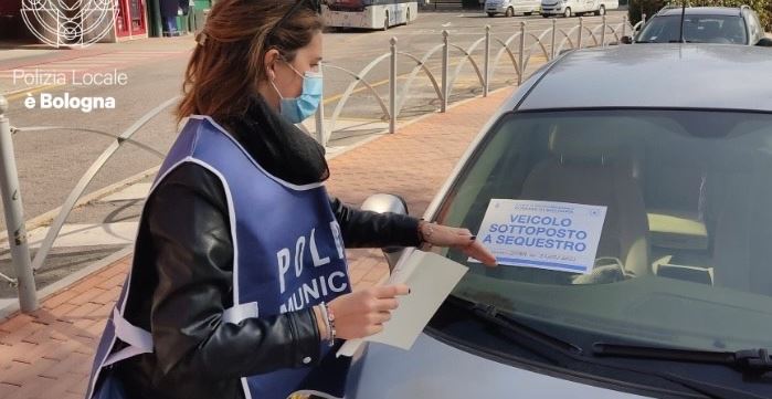 Tre tassisti abusivi scoperti dalla polizia locale, uno ha 82 anni