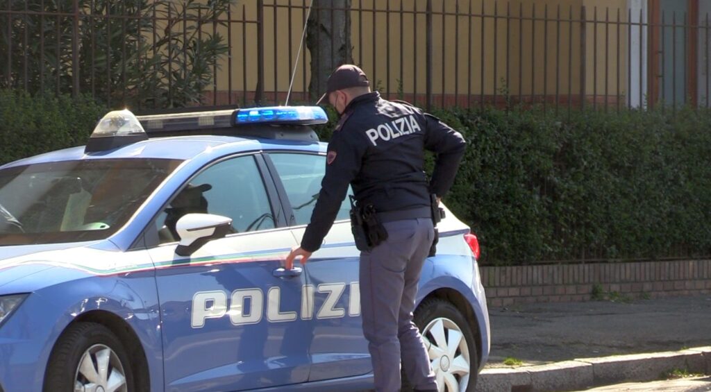 Ruba smartphone a giovane disabile e chiede 100 euro per restituirlo: 16enne arrestato