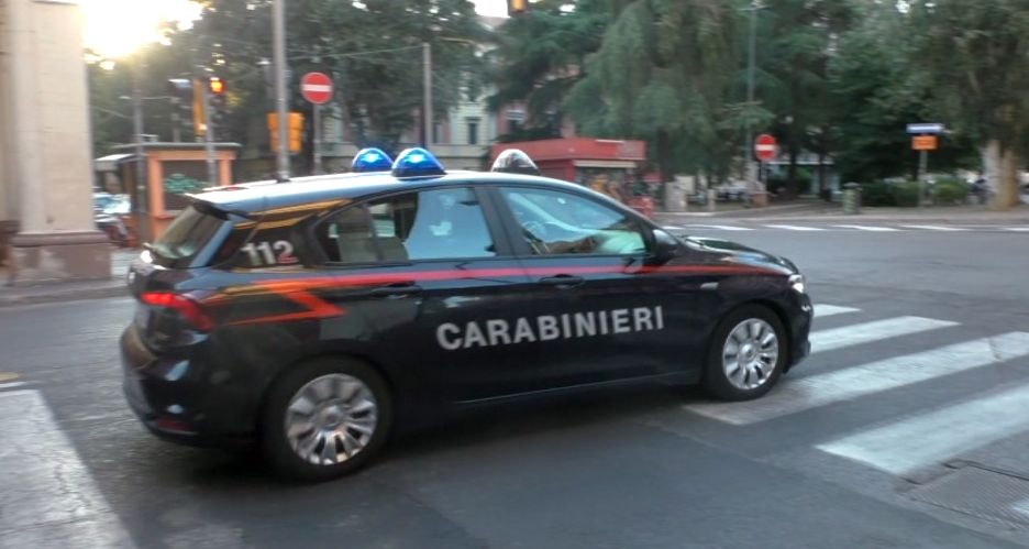 Picchiato e rapinato da tre persone in via Matteotti