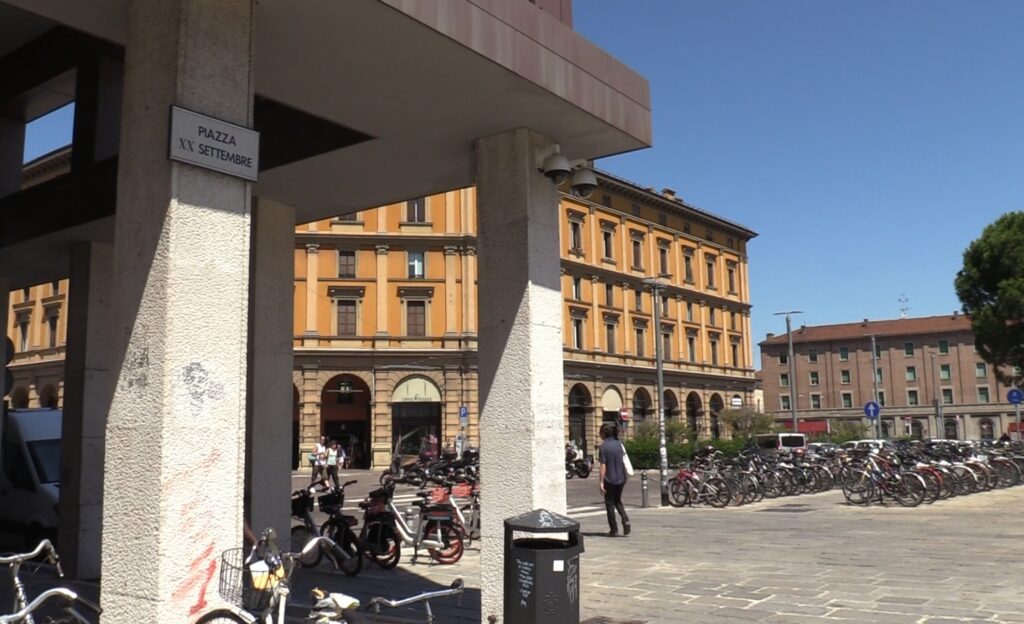 Offrono droga ad agenti di polizia e poi tentano di aggredirli: arrestati