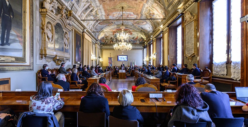 Fantoccio a testa in giù: niente solidarietà a Giorgia Meloni da Coalizione Civica