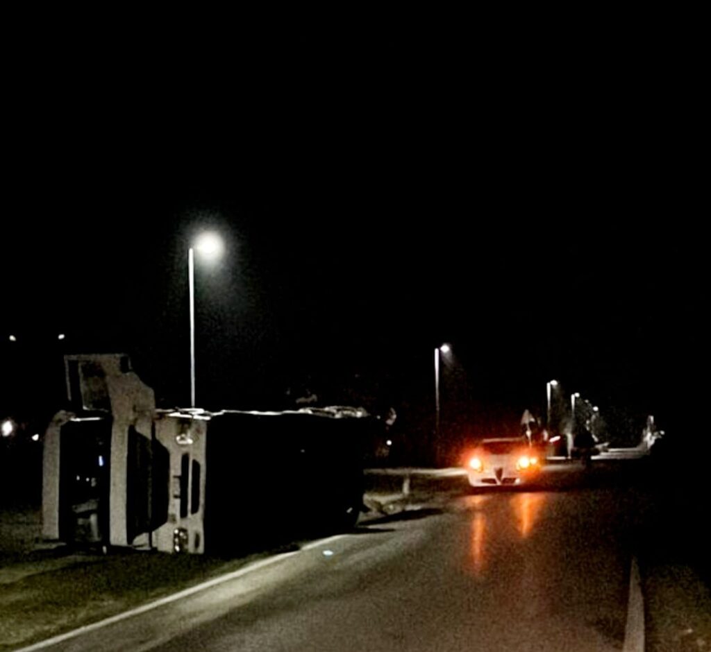 Cisterna carica di vino si ribalta, strada chiusa