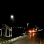 Cisterna carica di vino si ribalta, strada chiusa