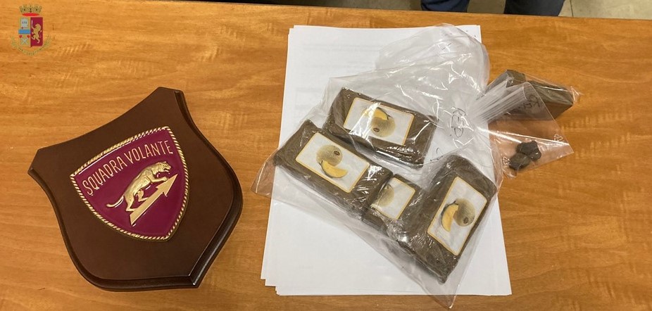 Via Galliera a Bologna: 19 enne arrestato per droga