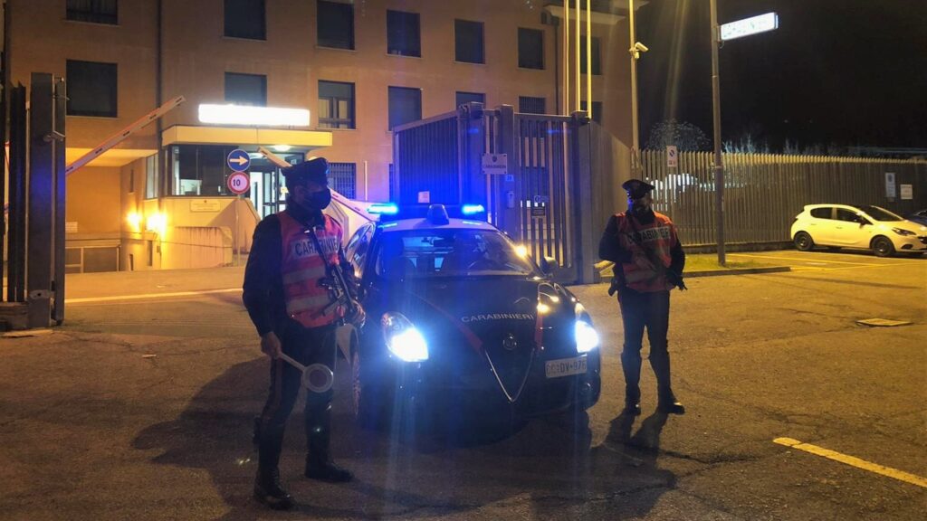 Sul furgone con droga, un’ascia e tre coltelli: denunciato
