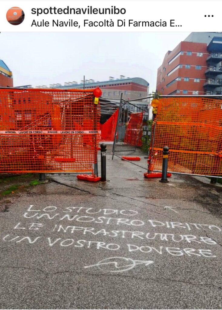 I collettivi riaprono il ponte pericolante sul Navile