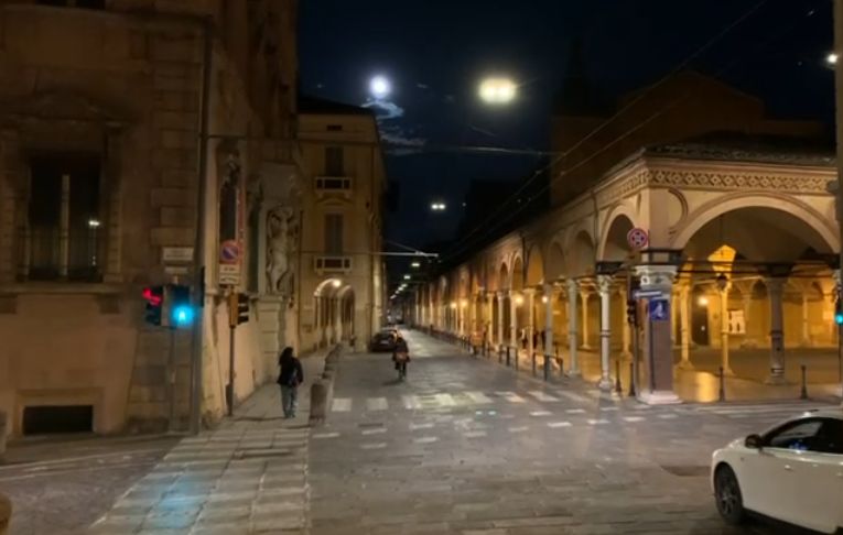 Due ventenni rapinati in Strada Maggiore, aggressore arrestato dalla polizia