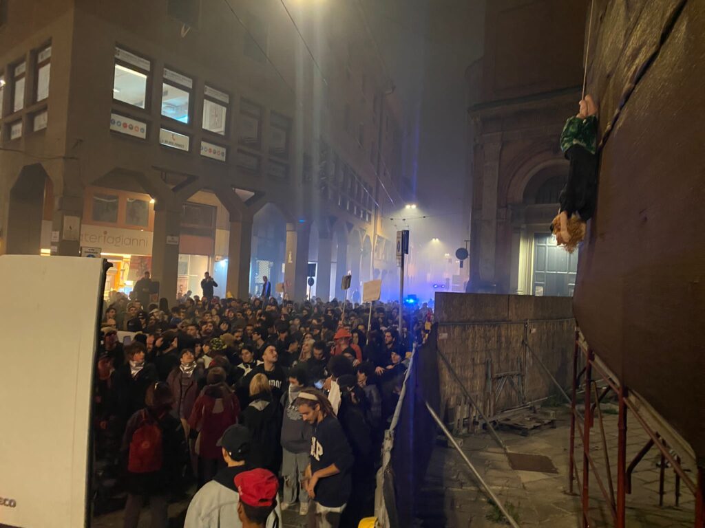 Corteo del Cua a Bologna, manichino di Giorgia Meloni a testa in giù