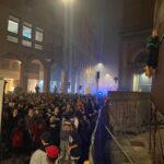 Corteo del Cua a Bologna, manichino di Giorgia Meloni a testa in giù