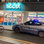 Rapina con cutter in via Andrea Costa