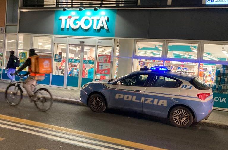 Rapina con cutter in via Andrea Costa