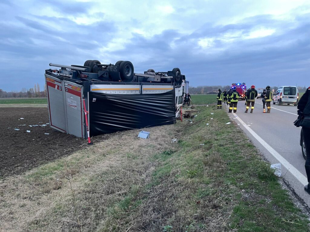 Tir si ribalta: illeso il camionista