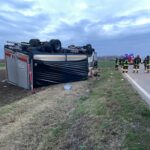 Tir si ribalta: illeso il camionista