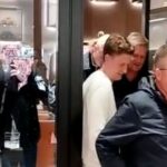 Il bomber del Manchester City, Erling Haaland, oggi a passeggio per Bologna