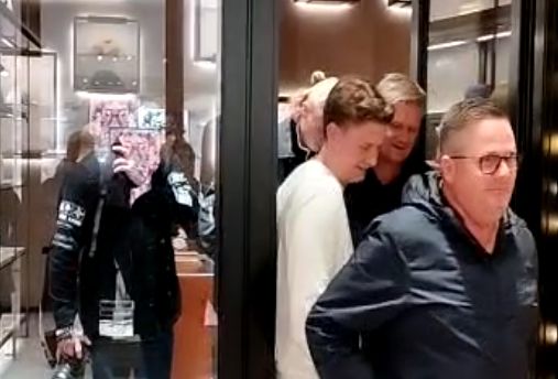 Il bomber del Manchester City, Erling Haaland, oggi a passeggio per Bologna