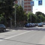 Via Azzurra: sedicenne travolta da uno scooter mentre attraversa la strada