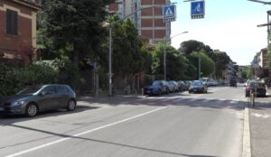 Via Azzurra: sedicenne travolta da uno scooter mentre attraversa la strada