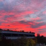 A Bologna tutti con gli occhi al cielo: un tramonto rosso colora la città