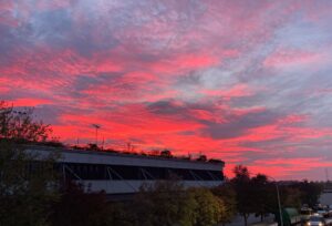 A Bologna tutti con gli occhi al cielo: un tramonto rosso colora la città