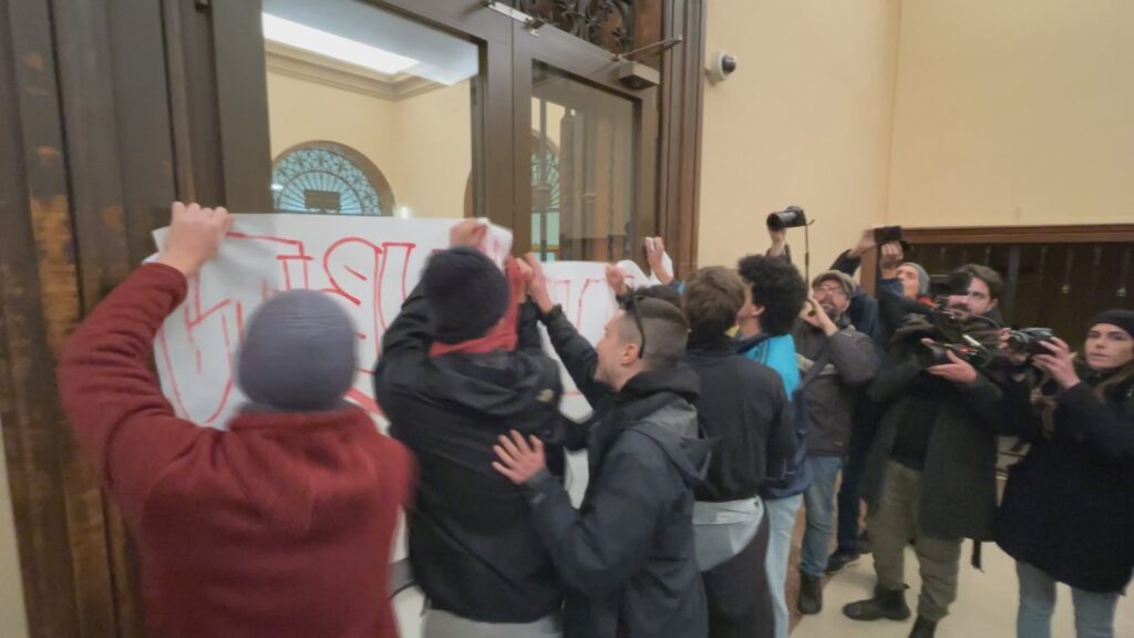 I collettivi irrompono in Rettorato – VIDEO