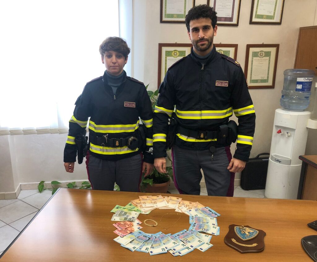 Fermati in A13 due truffatori: in auto nascondevano denaro e gioielli