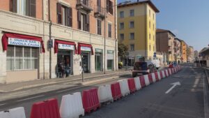 Via Carracci riaperta su entrambe le corsie