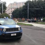 Prende a spallate un pensionato e danneggia un’auto: denunciato