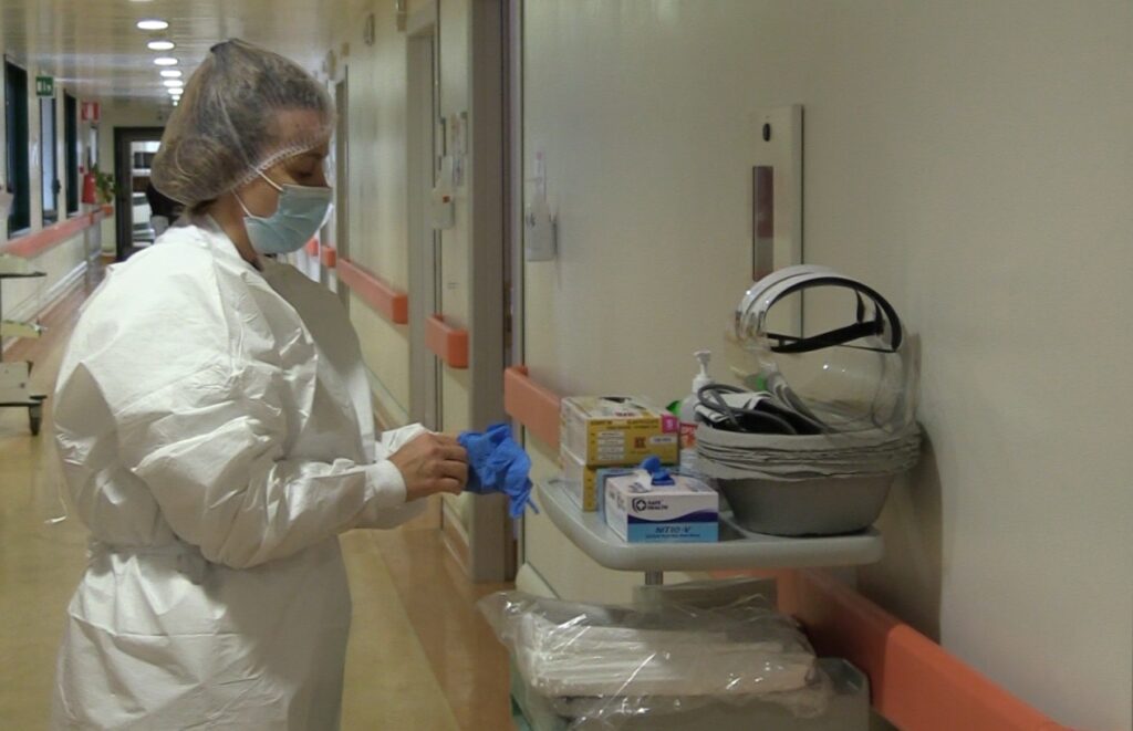 Covid: da oggi reintegro per i sanitari no vax, in ospedali e Rsa dell’E-R rimane obbligo mascherina