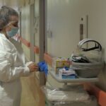 Covid: da oggi reintegro per i sanitari no vax, in ospedali e Rsa dell’E-R rimane obbligo mascherina