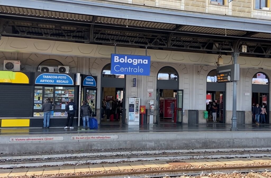 Vandalismi in stazione a Bologna dopo partite calcio, scattano 13 ‘Daspo’