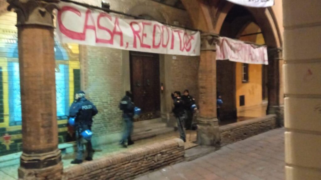 Via Oberdan, iniziato lo sgombero del palazzo occupato dal Cua