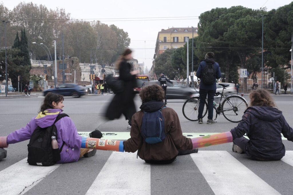 Attivisti di Extinction Rebellion occupano ponte di via Matteotti