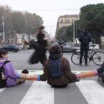 Attivisti di Extinction Rebellion occupano ponte di via Matteotti