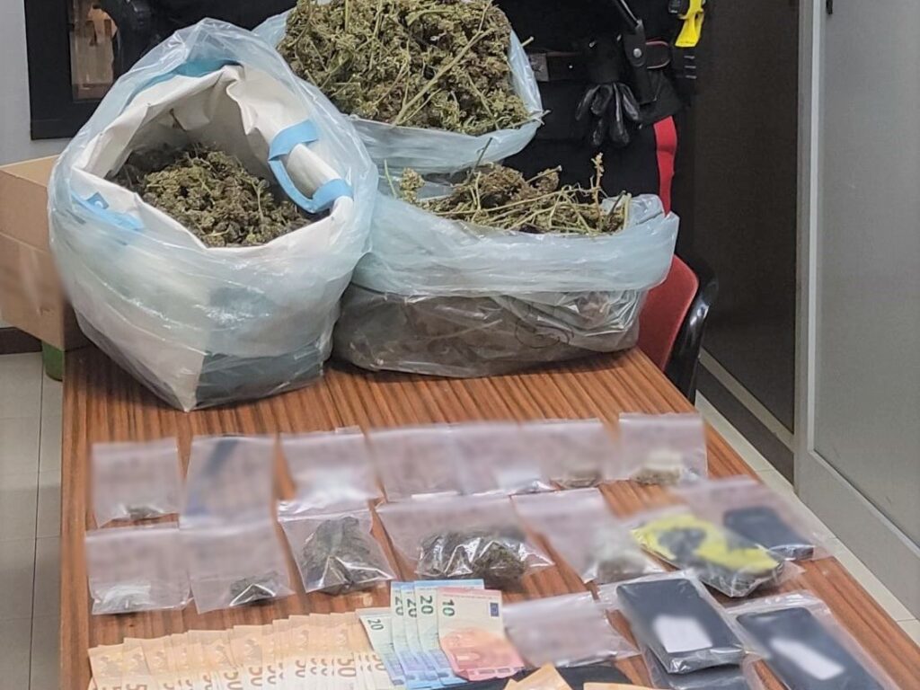 In casa 4 kg di droga: arrestati due fratelli di 15 e 17 anni