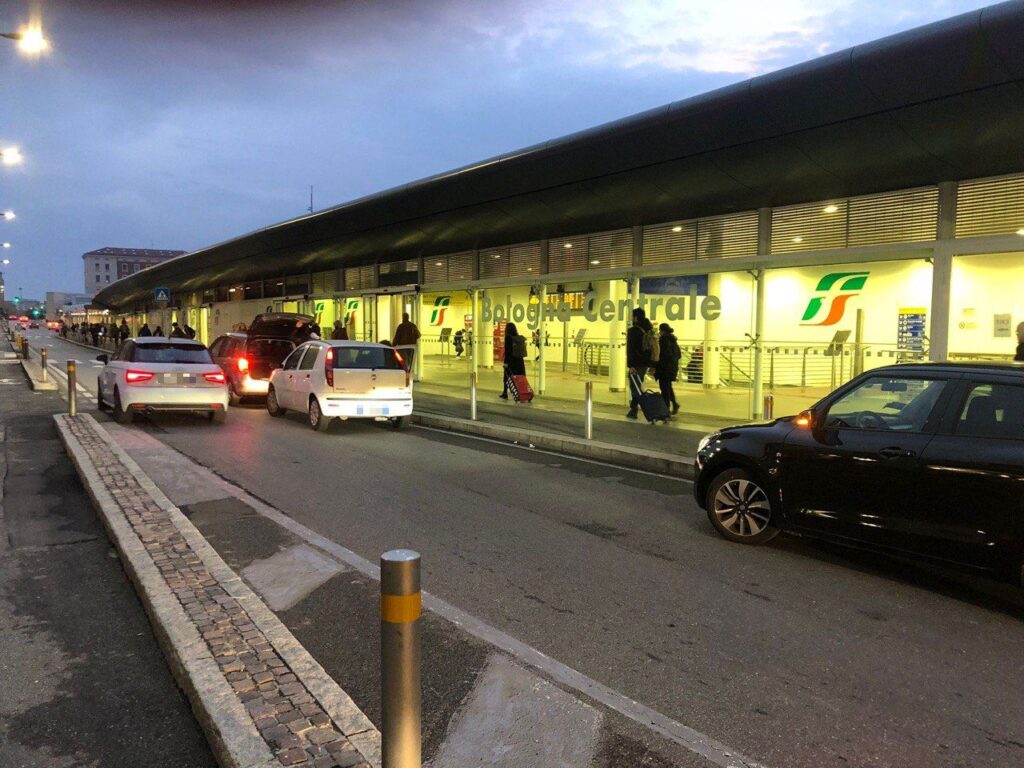 Via de’ Carracci: ancora auto in doppia fila davanti alla stazione AV