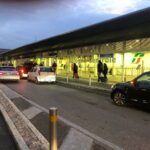 Via de’ Carracci: ancora auto in doppia fila davanti alla stazione AV