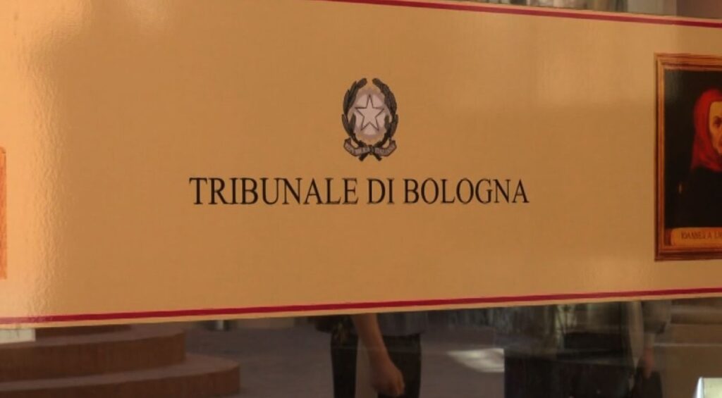 Il figlio morì suicida, madre a processo per stalking della fidanzata