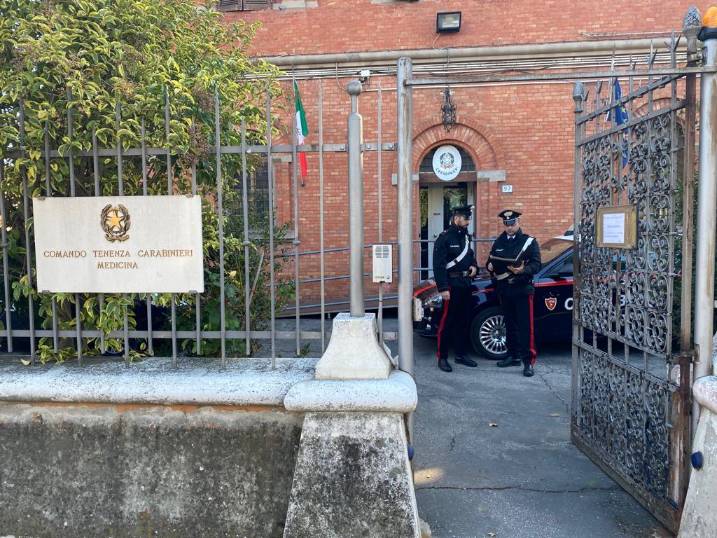 Vende hascisc a 4 minorenni: arrestato