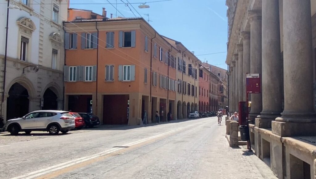 In due borseggiano una 74enne in via Santo Stefano, inseguiti e arrestati