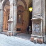Anarchici deturpano edificio del ‘500 nel centro di Bologna