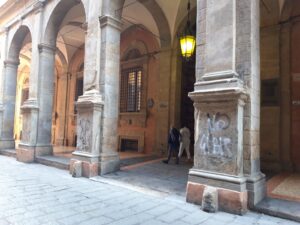 Anarchici deturpano edificio del ‘500 nel centro di Bologna
