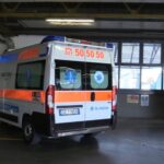 Simula un malore per farsi dare un passaggio da un’ambulanza